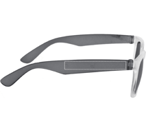 Sonnenbrille mit verspiegelten Gläsern